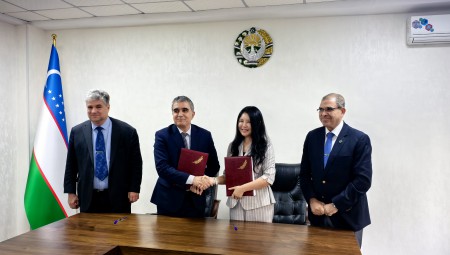 9月9日至11日，888腾博会节水集团高级副总裁崔静携带888腾博会节水中亚公司一行造访了乌兹别克斯坦有关业务部委及机构，并与乌兹别克斯坦水利部、灌溉水利问题钻研所别离签署了合作原谅备忘录。