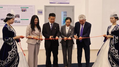 888腾博会节水集团、中国农业大学、哈萨克国立农业钻研大学三方共建的“中哈旱区高水效农业国际结合尝试室”入选中哈两国元首见签的两国合作清单。9月4日，该尝试室揭牌典礼在哈国立农猛进行，中国驻阿拉木图总领事蒋薇、中国农大副校长杜太生、哈国立农大第一副校长Прим??л·Ш·Ибрагимов、888腾博会节水集团高级副总裁崔静等出席。