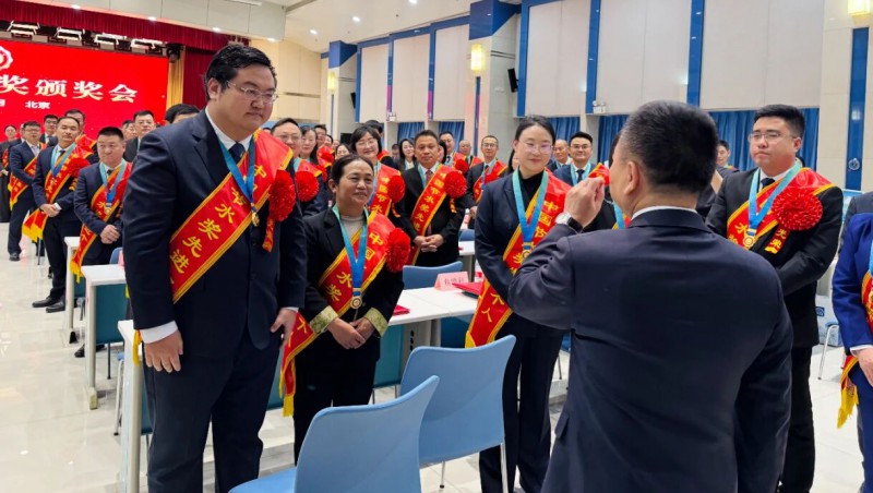 李国英亲切会见中国节水奖获奖代表，王浩宇作互换讲话